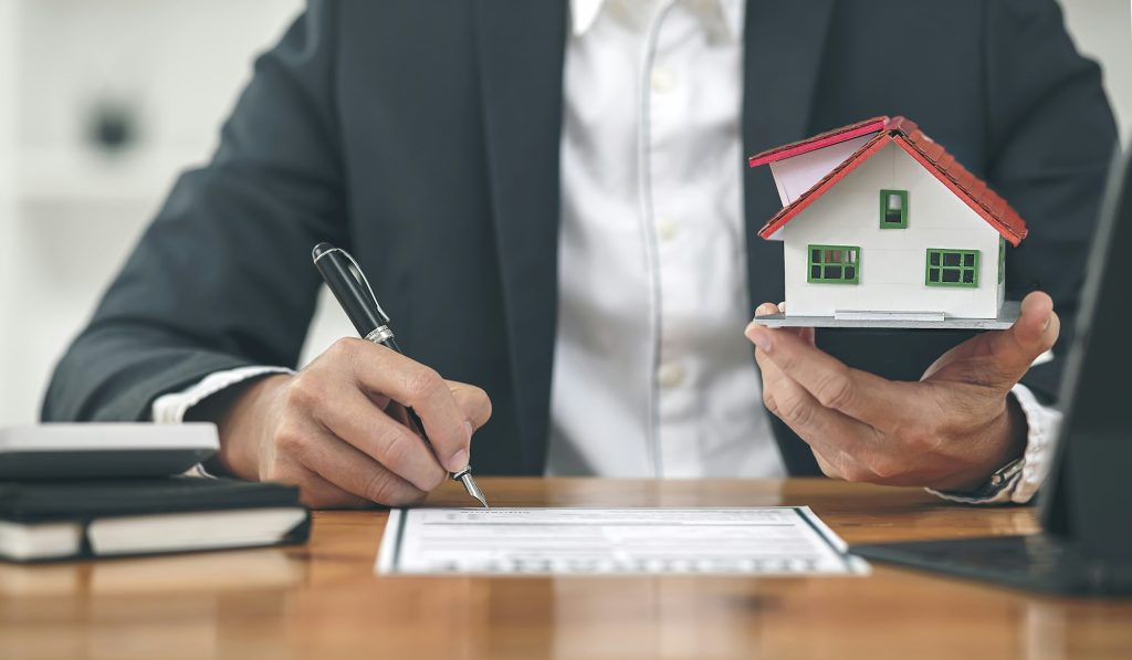 Real estate agent sign contract and make an offer to costomer.